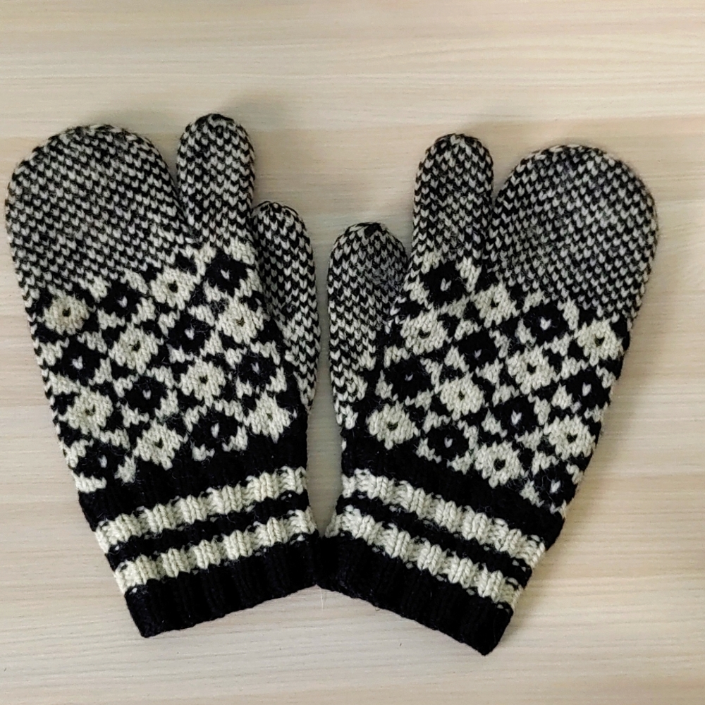 Hand Knit Newfie Trigger Mitts